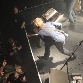 Artist på scene med gitar